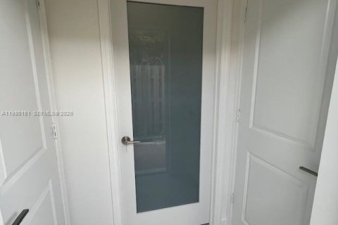 Commercial property in Miami, Florida 1 bedroom, 166.3 sq.m. № 2045333 - photo 14