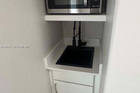 Commercial property in Miami, Florida 1 bedroom, 166.3 sq.m. № 2045333 - photo 8