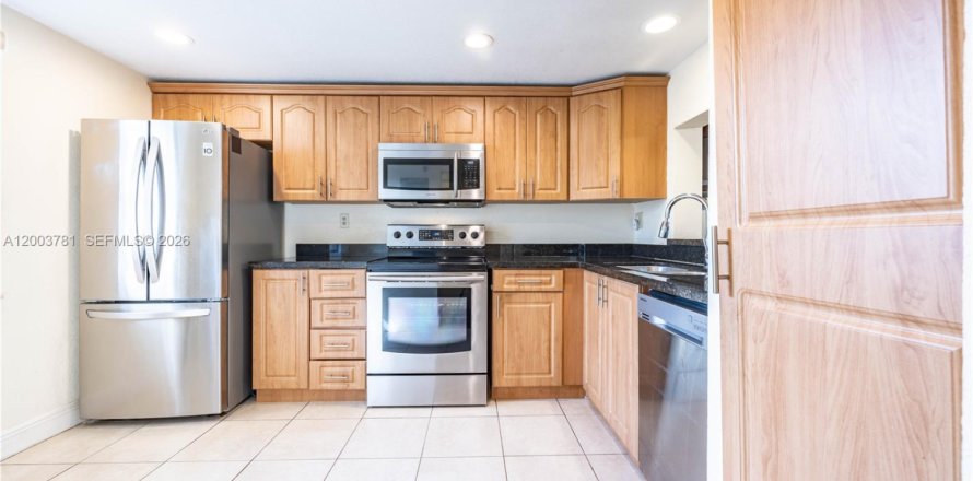Condominio en Lauderhill, Florida, 2 dormitorios № 2090136