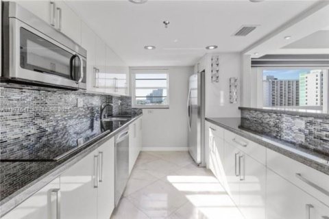 Снять в аренду кондоминиум в Майами-Бич, Флорида 2 спальни, 98.85м2, № 2032329 - фото 3