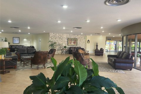 Condo in Sunrise, Florida, 1 bedroom № 2054595 - photo 2
