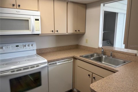 Condo in Port Charlotte, Florida, 2 bedrooms № 2387691 - photo 5