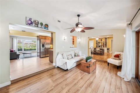 House in Apopka, Florida 4 bedrooms, 285.02 sq.m. № 1813760 - photo 15