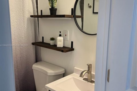 Casa en alquiler en Miami, Florida, 4 dormitorios, 102.19 m2 № 1978824 - foto 18