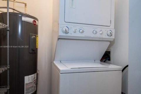 Casa en alquiler en Miami, Florida, 4 dormitorios, 102.19 m2 № 1978824 - foto 7