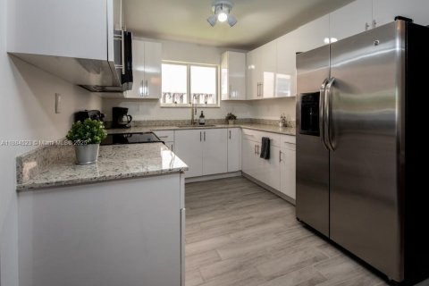 Casa en alquiler en Miami, Florida, 4 dormitorios, 102.19 m2 № 1978824 - foto 5