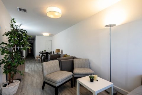 Casa en alquiler en Miami, Florida, 4 dormitorios, 102.19 m2 № 1978824 - foto 3