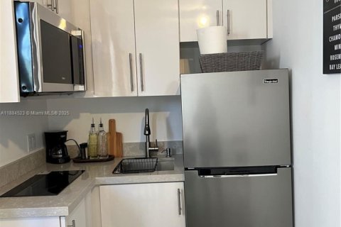 Casa en alquiler en Miami, Florida, 4 dormitorios, 102.19 m2 № 1978824 - foto 16