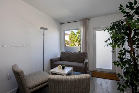 Casa en alquiler en Miami, Florida, 4 dormitorios, 102.19 m2 № 1978824 - foto 2