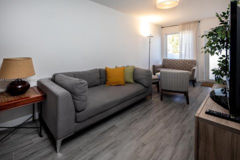 Casa en alquiler en Miami, Florida, 4 dormitorios, 102.19 m2 № 1978824 - foto 4