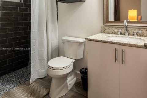 Casa en alquiler en Miami, Florida, 4 dormitorios, 102.19 m2 № 1978824 - foto 9