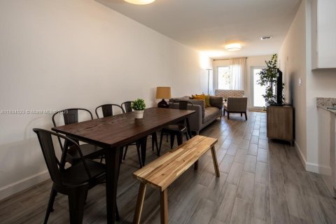 Casa en alquiler en Miami, Florida, 4 dormitorios, 102.19 m2 № 1978824 - foto 6