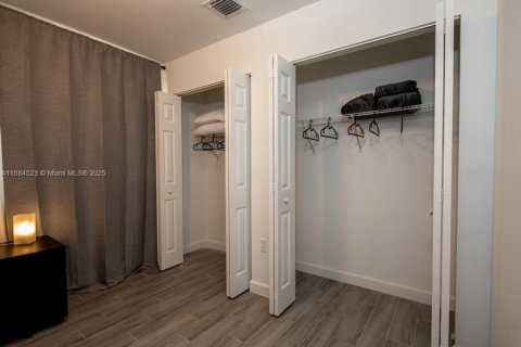 Casa en alquiler en Miami, Florida, 4 dormitorios, 102.19 m2 № 1978824 - foto 11