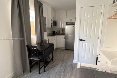 Casa en alquiler en Miami, Florida, 4 dormitorios, 102.19 m2 № 1978824 - foto 17