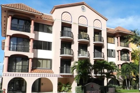 Condo in Surfside, Florida, 2 bedrooms  № 1921029 - photo 1