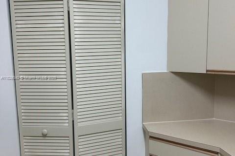 Condo in Surfside, Florida, 2 bedrooms  № 1921029 - photo 11