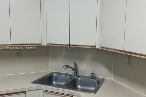 Condo in Surfside, Florida, 2 bedrooms  № 1921029 - photo 10