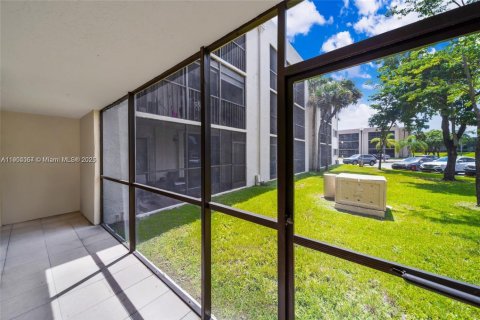 Снять в аренду кондоминиум в Майами, Флорида 2 спальни, 89.65м2, № 1954848 - фото 20
