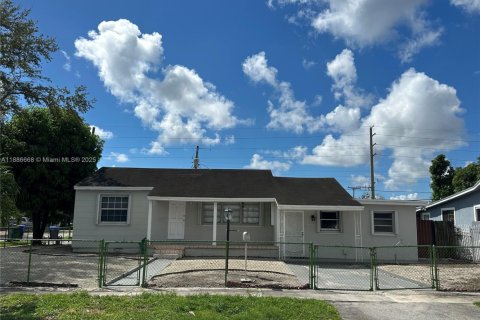 Villa ou maison à vendre à Miami, Floride: 5 chambres, 182.92 m2 № 1933168 - photo 1