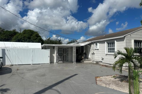 Villa ou maison à vendre à Miami, Floride: 5 chambres, 182.92 m2 № 1933168 - photo 2