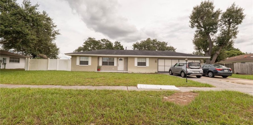 Villa ou maison à Spring Hill, Floride 3 chambres, 119.75 m2 № 2400476