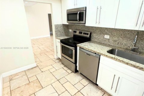 Condo in Aventura, Florida, 2 bedrooms  № 2001719 - photo 9