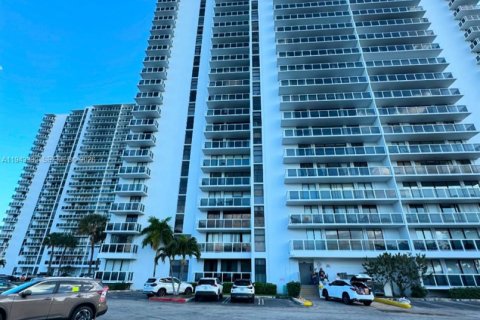 Condo in Aventura, Florida, 2 bedrooms  № 2001719 - photo 18