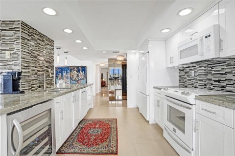 Condo in Hallandale Beach, Florida, 2 bedrooms  № 2186135 - photo 16