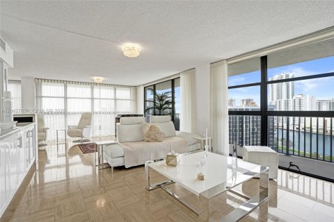 Condo in Hallandale Beach, Florida, 2 bedrooms  № 2186135 - photo 18