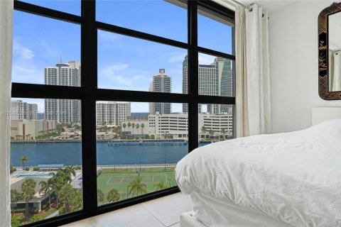 Condo in Hallandale Beach, Florida, 2 bedrooms  № 2186135 - photo 29