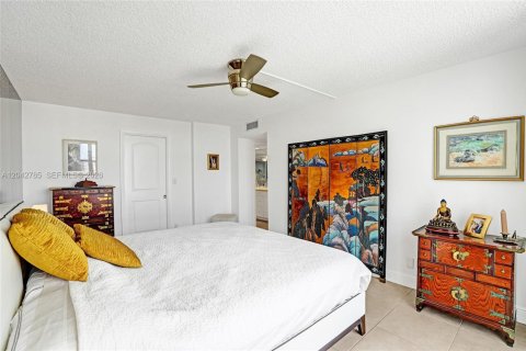 Condo in Hallandale Beach, Florida, 2 bedrooms  № 2186135 - photo 28