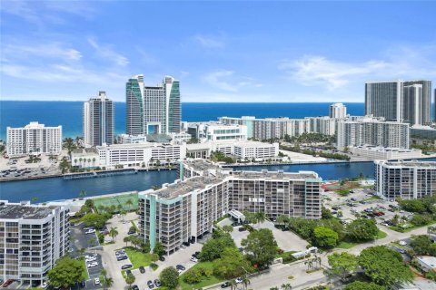 Condo in Hallandale Beach, Florida, 2 bedrooms  № 2186135 - photo 5