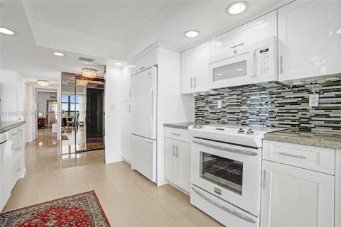 Condo in Hallandale Beach, Florida, 2 bedrooms  № 2186135 - photo 10
