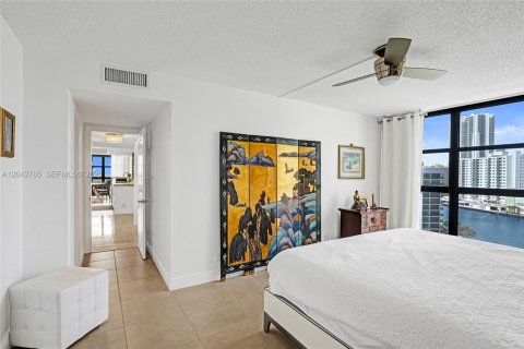 Condo in Hallandale Beach, Florida, 2 bedrooms  № 2186135 - photo 23