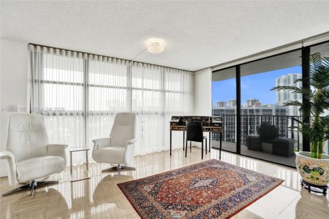 Condo in Hallandale Beach, Florida, 2 bedrooms  № 2186135 - photo 14