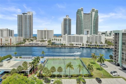 Condo in Hallandale Beach, Florida, 2 bedrooms  № 2186135 - photo 15