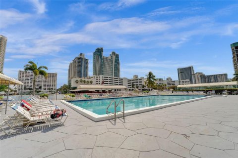 Condo in Hallandale Beach, Florida, 2 bedrooms  № 2186135 - photo 26