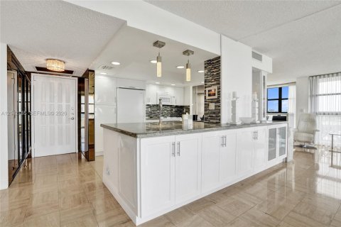 Condo in Hallandale Beach, Florida, 2 bedrooms  № 2186135 - photo 8
