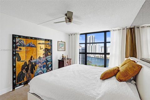Condo in Hallandale Beach, Florida, 2 bedrooms  № 2186135 - photo 27