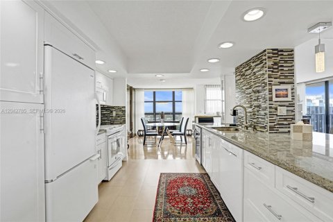 Condo in Hallandale Beach, Florida, 2 bedrooms  № 2186135 - photo 25