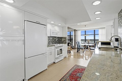 Condo in Hallandale Beach, Florida, 2 bedrooms  № 2186135 - photo 13