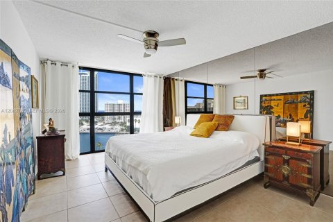Condo in Hallandale Beach, Florida, 2 bedrooms  № 2186135 - photo 19