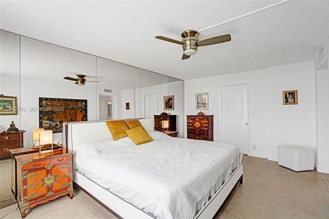 Condo in Hallandale Beach, Florida, 2 bedrooms  № 2186135 - photo 20