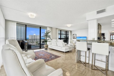 Condo in Hallandale Beach, Florida, 2 bedrooms  № 2186135 - photo 11