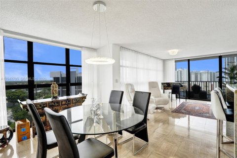 Condo in Hallandale Beach, Florida, 2 bedrooms  № 2186135 - photo 4