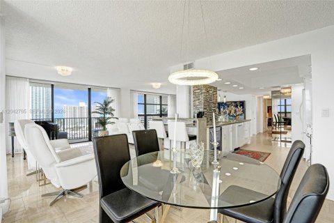 Condo in Hallandale Beach, Florida, 2 bedrooms  № 2186135 - photo 7