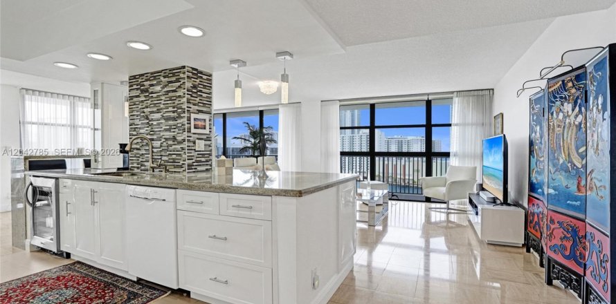Condo in Hallandale Beach, Florida, 2 bedrooms  № 2186135