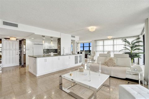 Condo in Hallandale Beach, Florida, 2 bedrooms  № 2186135 - photo 12