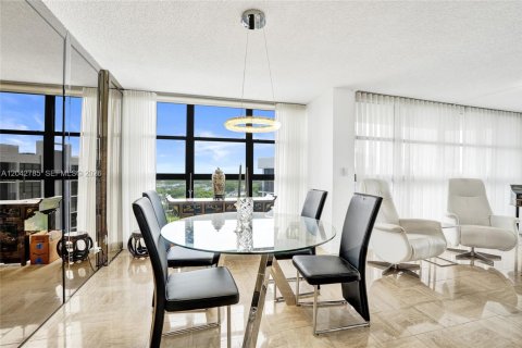 Condo in Hallandale Beach, Florida, 2 bedrooms  № 2186135 - photo 9