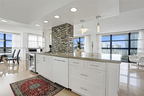 Condo in Hallandale Beach, Florida, 2 bedrooms  № 2186135 - photo 2